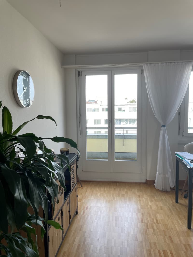 Wohnzimmer mit Balkon