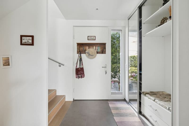 Maison mitoyenne de 4,5 pièces neuve avec jardin d'hiver, carport et place de stockage dans un quartier résidentiel très demandé (3)