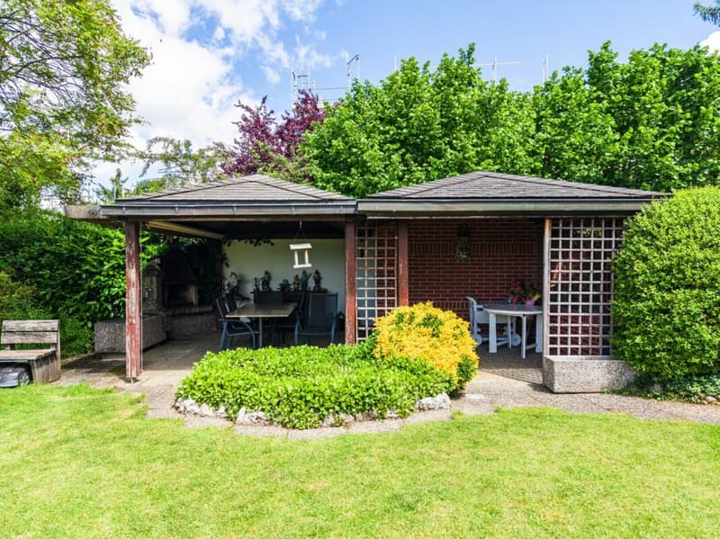 Exklusives 9-Zimmer-Einfamilienhaus mit Wellnessbereich, Doppelgarage und traumhafter Aussicht (3)