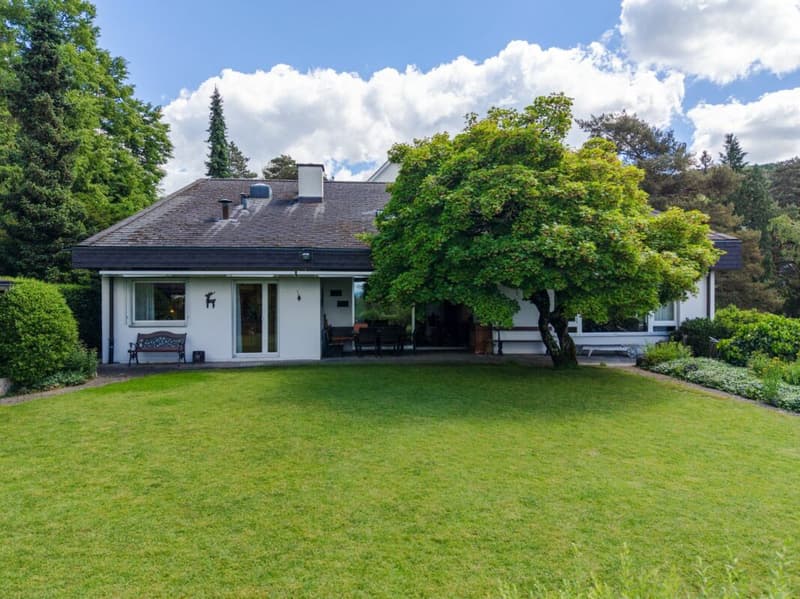 Exklusives 9-Zimmer-Einfamilienhaus mit Wellnessbereich, Doppelgarage und traumhafter Aussicht (2)