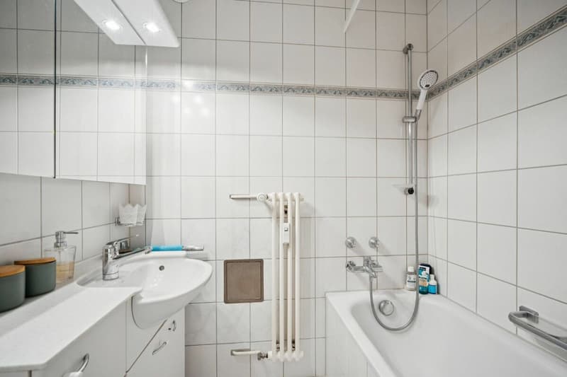 Moderne, komfortable 4½-Zimmer-Wohnung mit grosszügigem Südbalkon und Einstellhallenplatz (8)