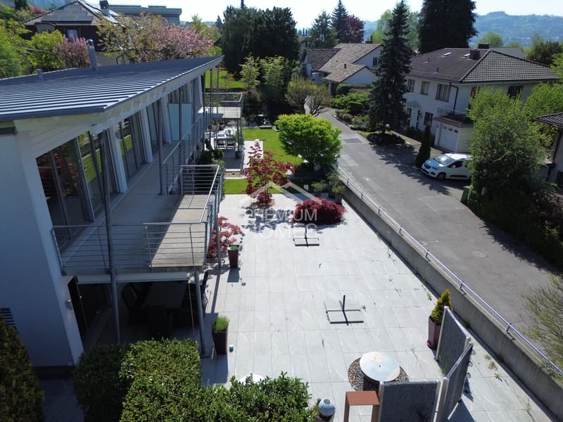 Maison moderne avec terrasses spacieuses (10)