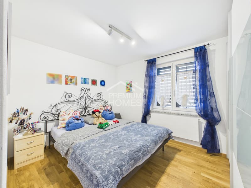 Charmantes Doppeleinfamilienhaus mit sonnigem Garten, Doppelgarage & A (10)