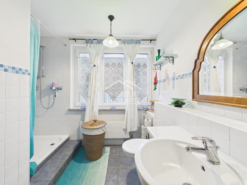 Charmantes Doppeleinfamilienhaus mit sonnigem Garten, Doppelgarage & A (11)