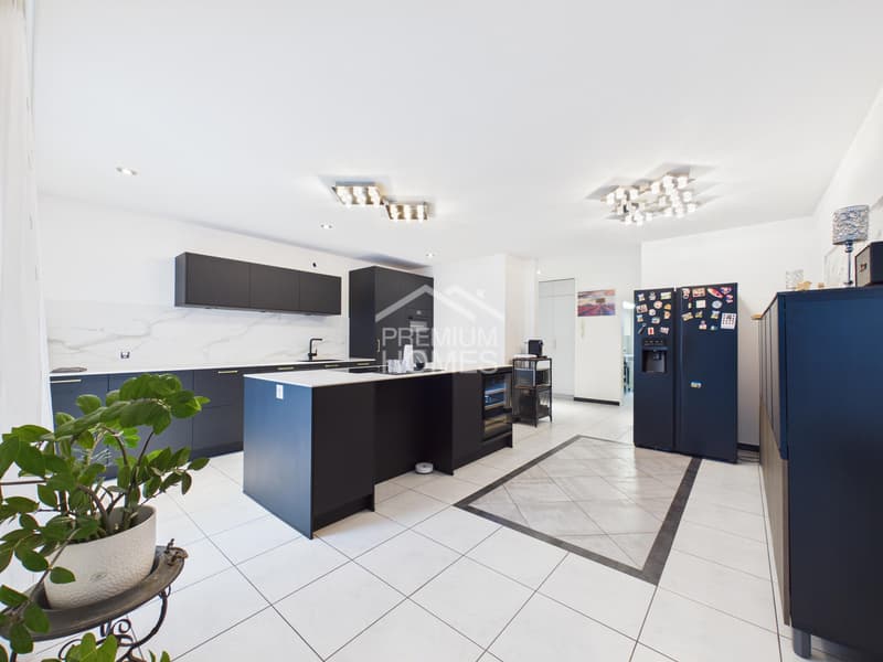 Moderne Gartenwohnung mit Kochinsel, Weinschrank & viel Licht (1)