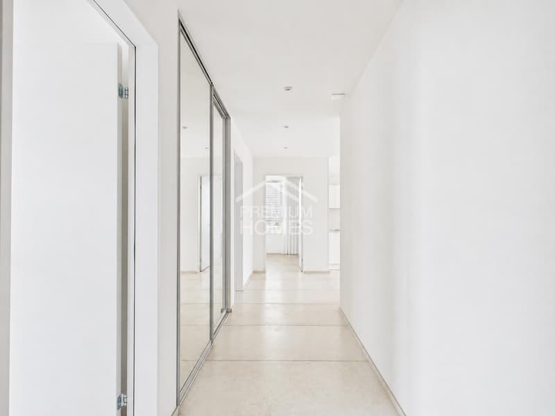 Licht, Design & Komfort - moderne Wohnung mit Loggia (2)