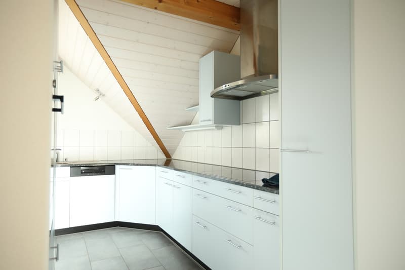 Charmante 4.5-Zimmerdachwohnung in Detligen – ruhige Lage mit Aussicht (2)