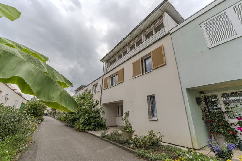 Spacieuse maison mitoyenne unifamiliale en droit de construction (2)