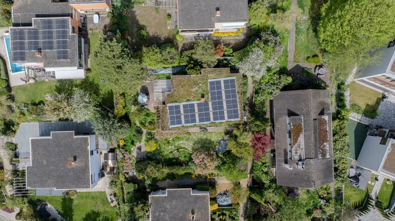 Grosszügiges Einfamilienhaus mit idyllischem Garten an ruhiger Lage (2)