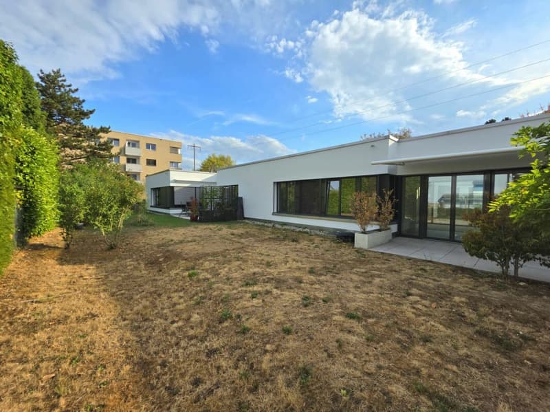 Gartenwohnung mit Reihenhaus-Charakter - stilvolles Wohnen in hochwertiger Qualität (2)