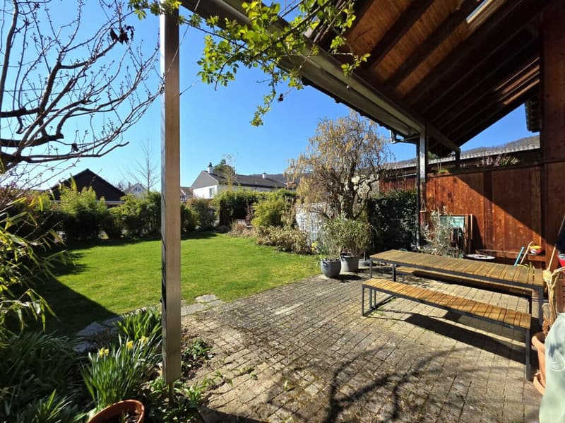 Stilvoll modernisiertes, einseitig angebautes Einfamilienhaus mit sonnigem Garten (2)