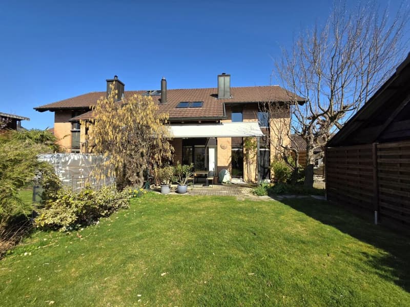 Stilvoll modernisiertes, einseitig angebautes Einfamilienhaus mit sonnigem Garten (12)