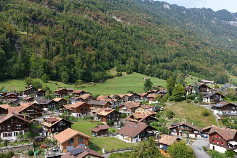 Charmantes Bijou mit herrlichem Bergpanorama auf grosszügigem Grundstück (2)