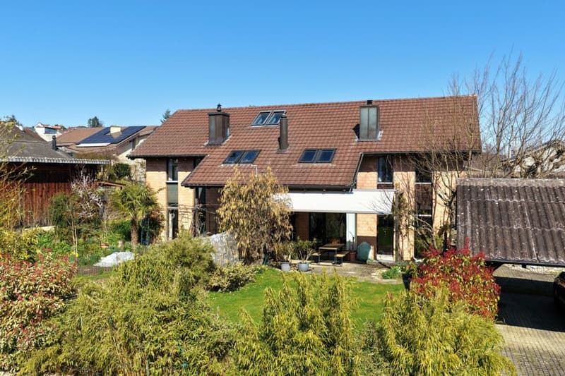 Stilvoll modernisiertes, einseitig angebautes Einfamilienhaus mit sonnigem Garten (1)