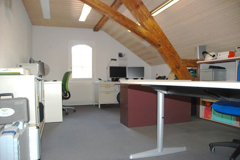Office room, white walls, wooden ceiling, desk, monitors, chairs, shelves, radiator