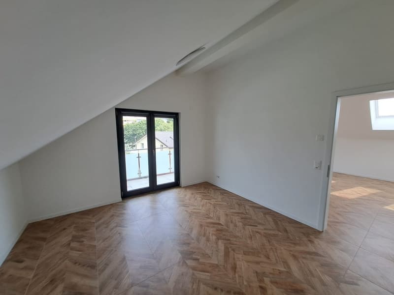 empty room, wooden floor, white walls, glass door, balcony