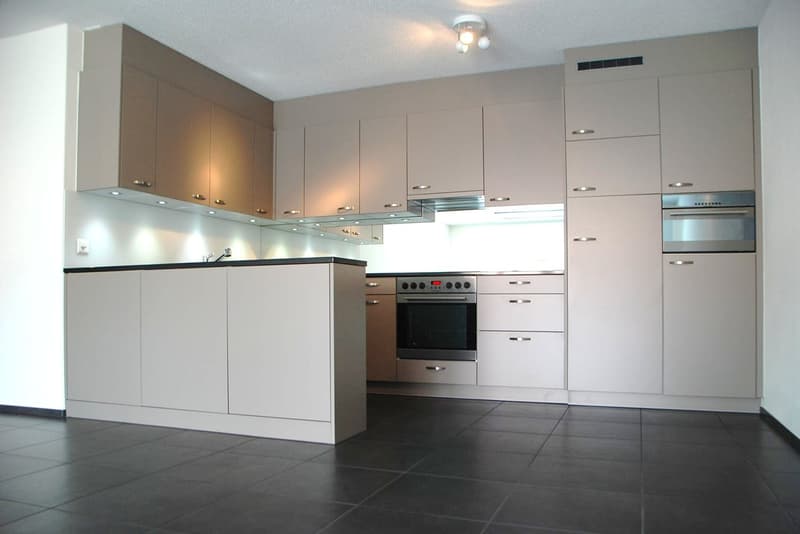 Moderne 3.5-Zimmer-Eigentumswohnung mit grosszügigem Balkon und flexibel verglastem Aussenbereich (2)