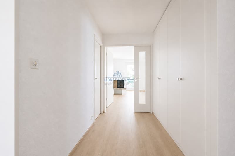 Eingangsbereich mit Garderobe / Entrance area with checkroom