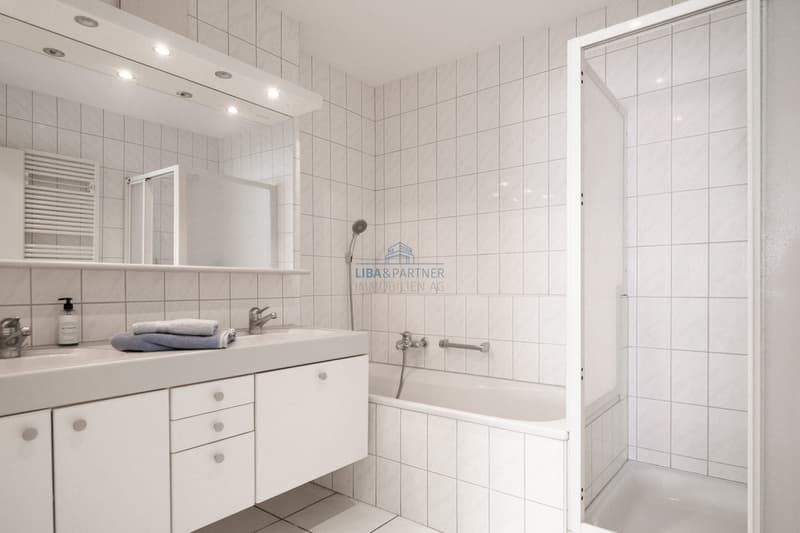 Badezimmer mit Dusche und Badewanne