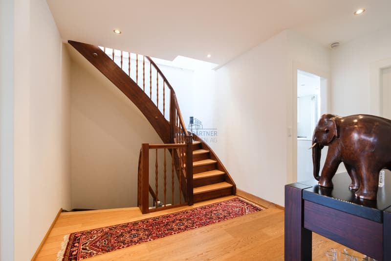 Vorplatz / Treppe / Forecourt / Stairs
