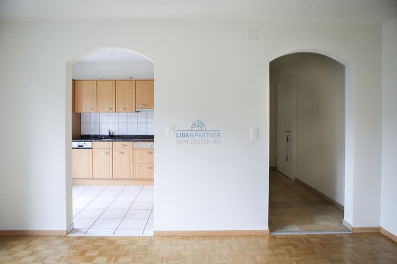 Esszimmer mit Küche und Entrée / Dining room with kitchen and entryway