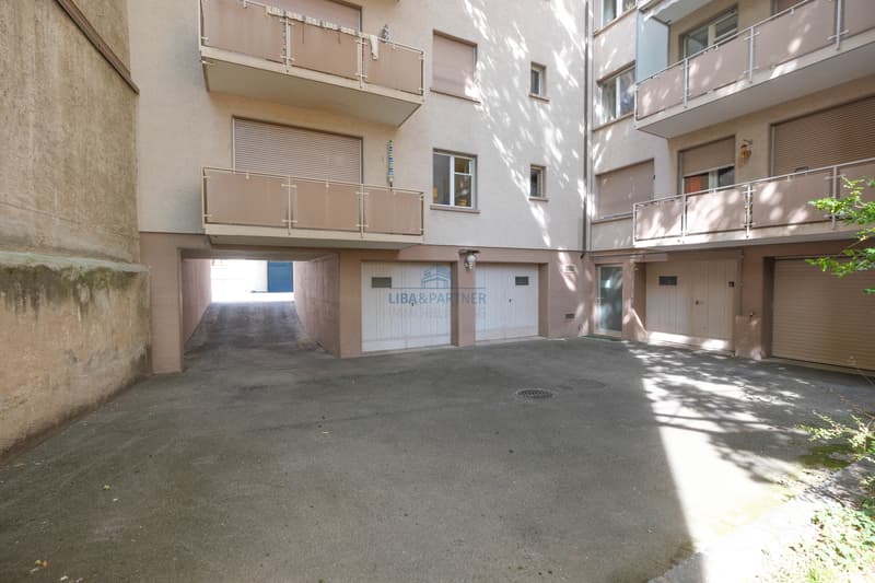 Innenhof mit Garage Box  / Courtyard