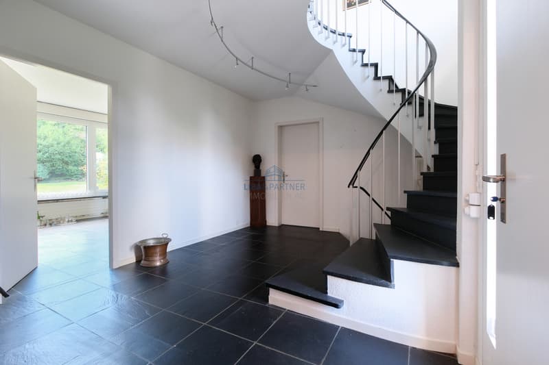 Halle / Treppenhaus / Hall / Stairwell