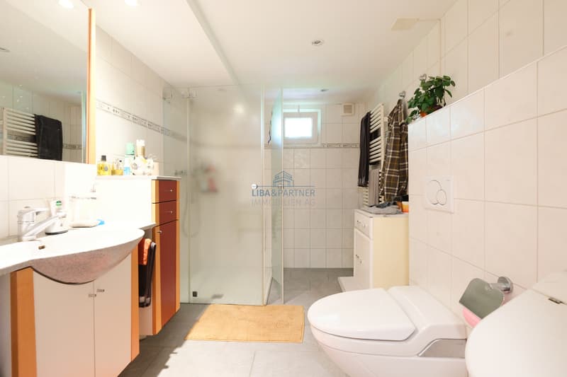 Bad mit Dusche / Bathroom with shower
