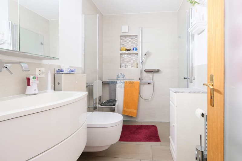 Bad mit Dusche / Bathroom with shower