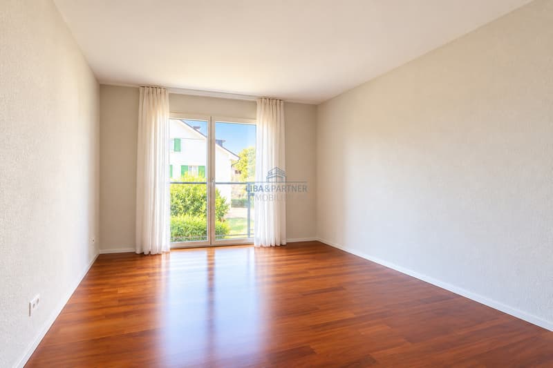 Zimmer mit Ankleide mit one Suite Badezimmer