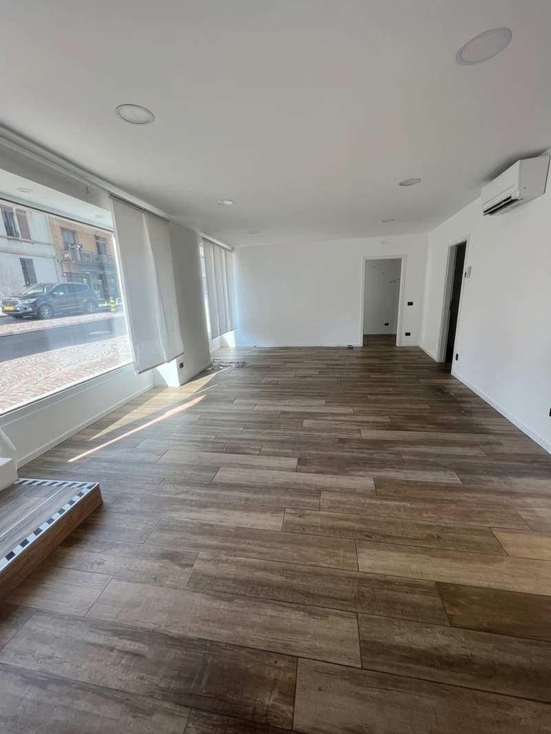 Affittiamo spazio commerciale fronte strada per ufficio, studio o negozio (7)