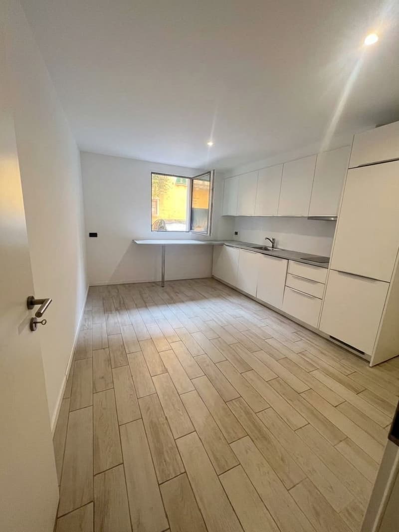 Affittiamo spazio commerciale fronte strada per ufficio, studio o negozio (3)