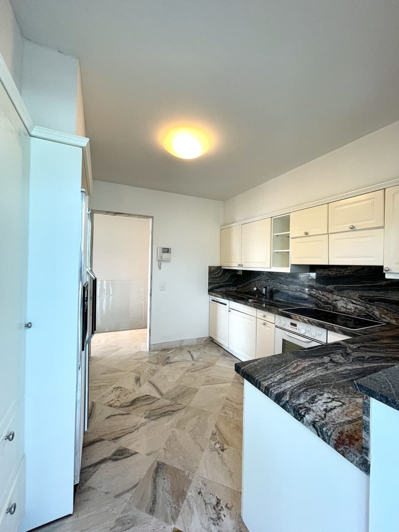 Appartamento di pregio su tre livelli con piscina condominiale (9)