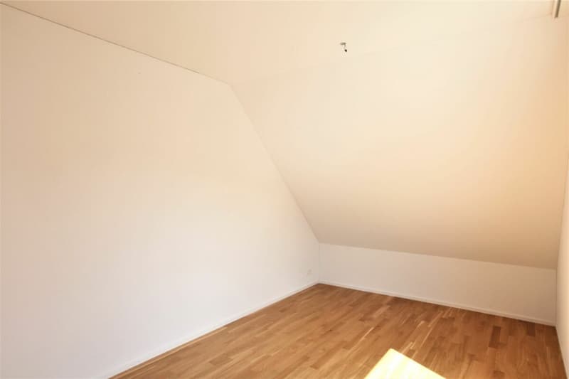 Gemütliche 4.5 Zimmerwohnung mit Balkon und Aussicht ins Grüne. (8)