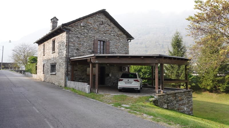 Malvaglia - Casa in sasso con grande terreno edificabile (4)