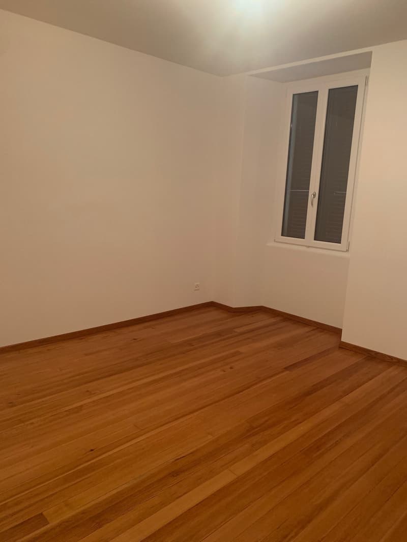 empty room, wooden floor, white walls, window with blinds