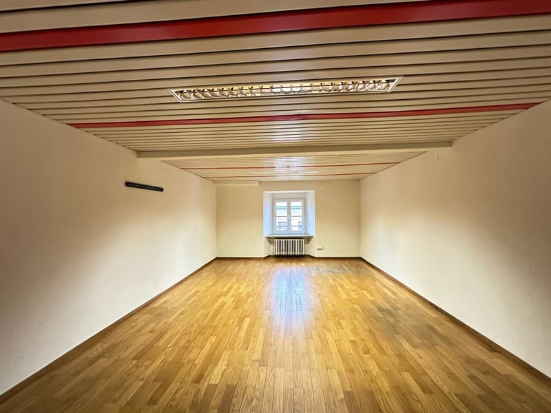 empty room, wooden floor, white walls, window, radiator