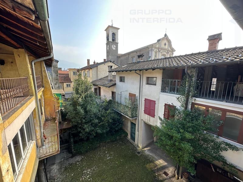 AMPIA CASA DI NUCLEO DA RIATTARE CON GIARDINO (1)
