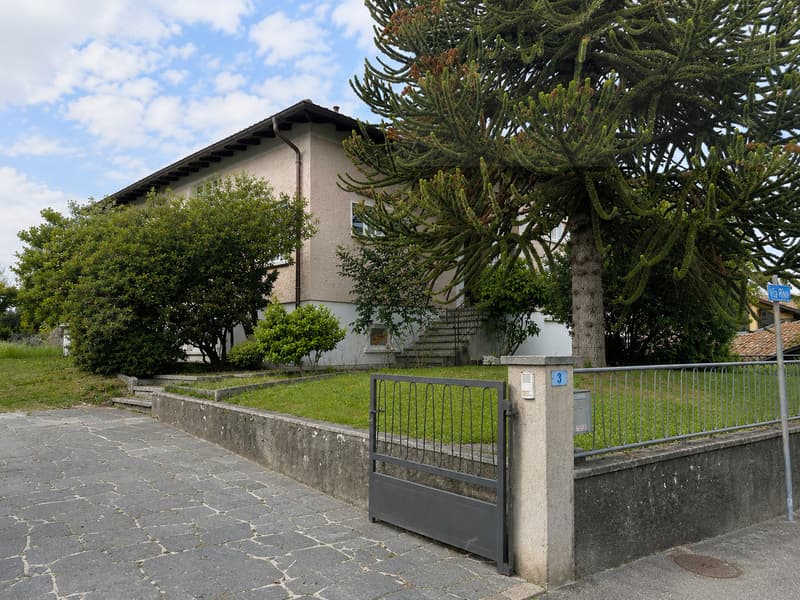 GRANDE CASA CON GIARDINO (2)