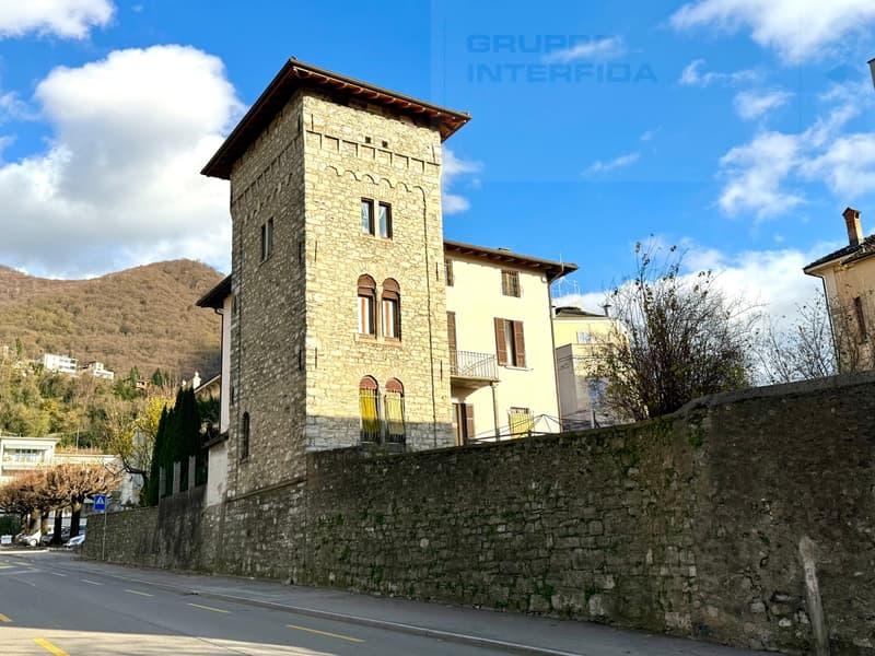 CASA D'EPOCA CON TORRE E GIARDINO IN CENTRO (1)