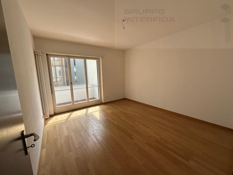 APPARTAMENTO 3.5 LOCALI IN CENTRO CON BALCONI (7)