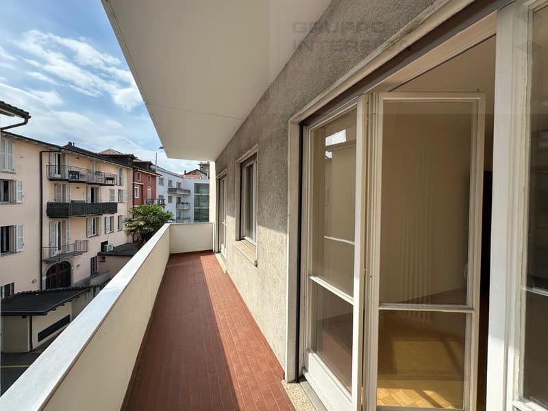 APPARTAMENTO 3.5 LOCALI IN CENTRO CON BALCONI (8)