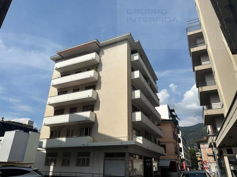 NEGOZIO CON VETRINE IN CENTRO (1)