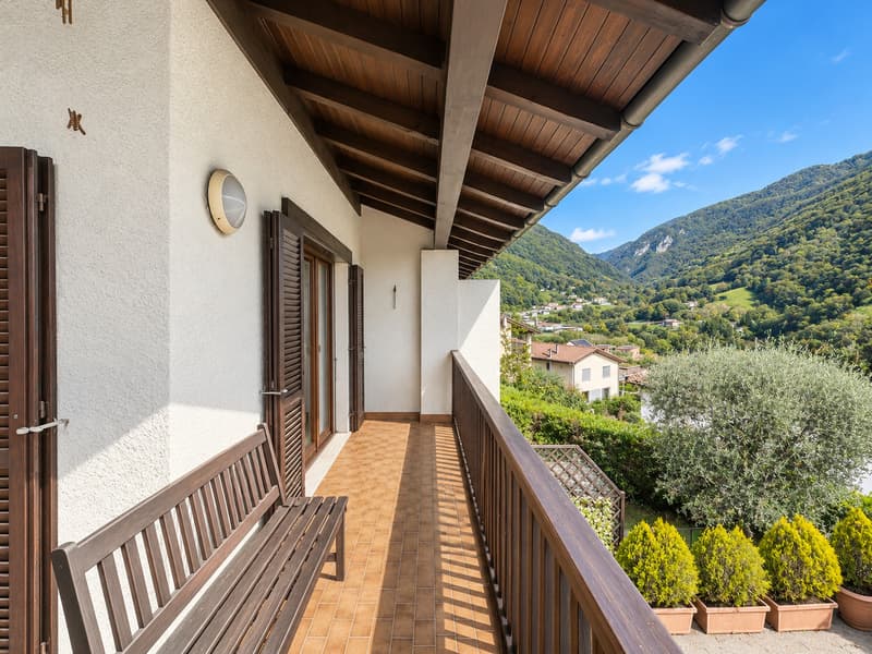 CASA CON GIARDINO E AMPIA TERRAZZA IN POSIZIONE PANORAMICA (7)