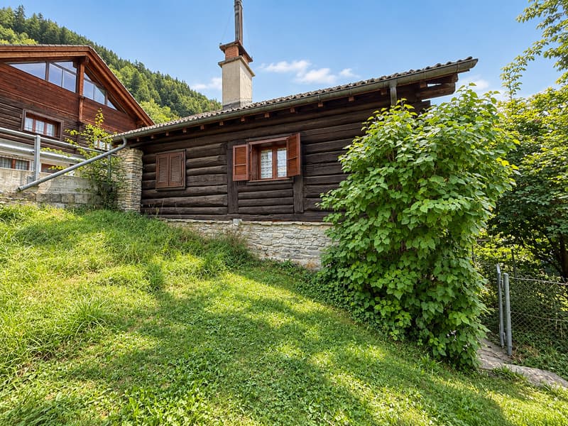 BELLA CASETTA CON GIARDINO E POSTEGGI (12)