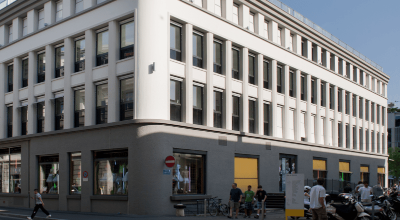 Vitrines sur le pourtour du batiment