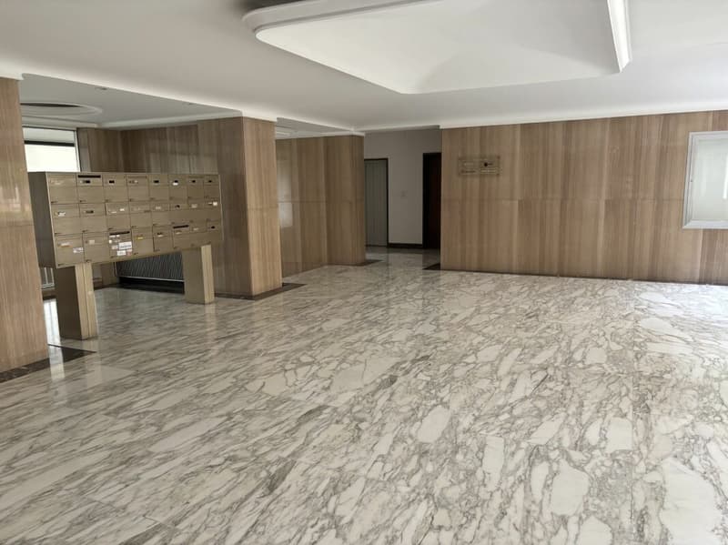 Petit bureau de 27 m2 à côté de la gare (2)