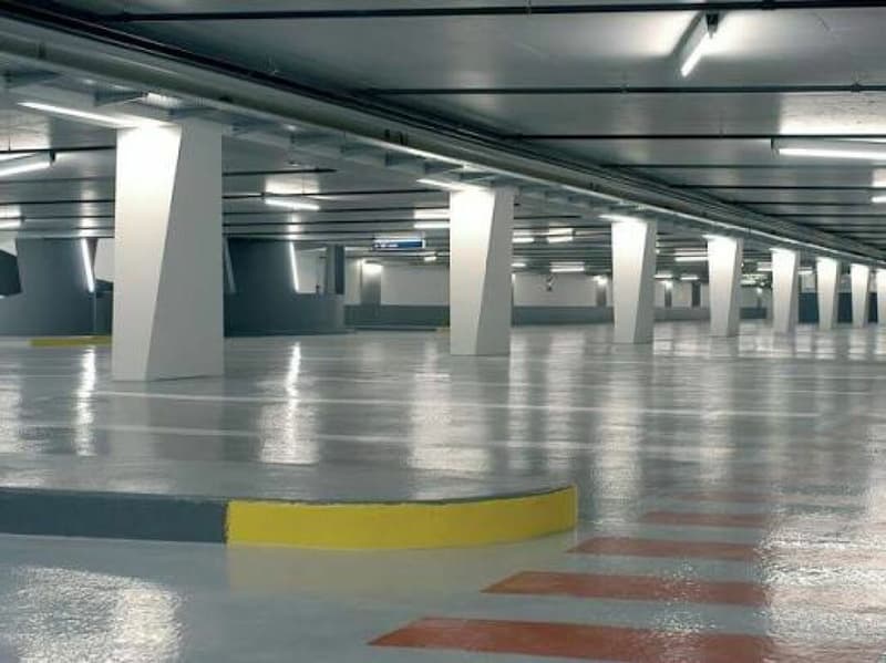 910 places de parking