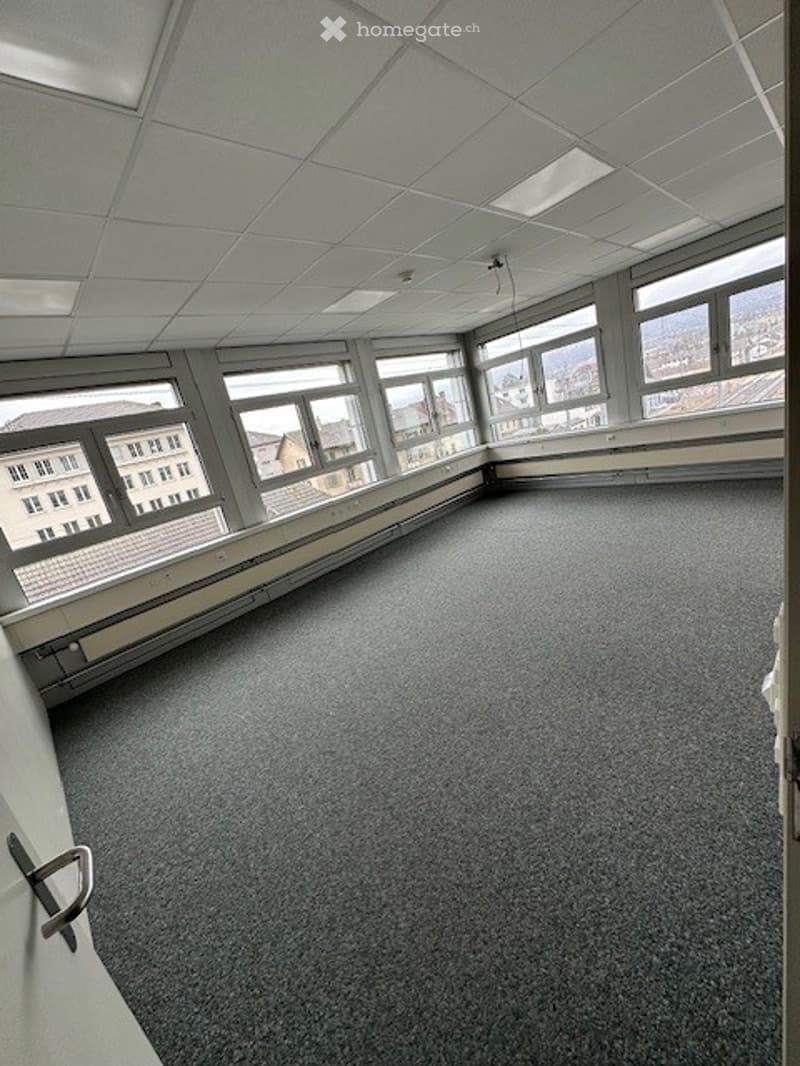 empty room, many windows, carpeted floor, office room
