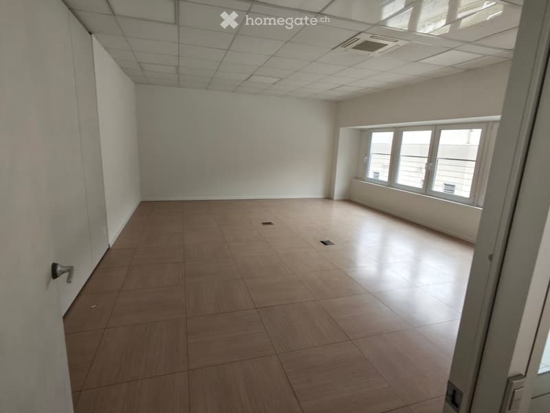 empty room, white walls, wooden floor, windows, ceiling with air conditioning